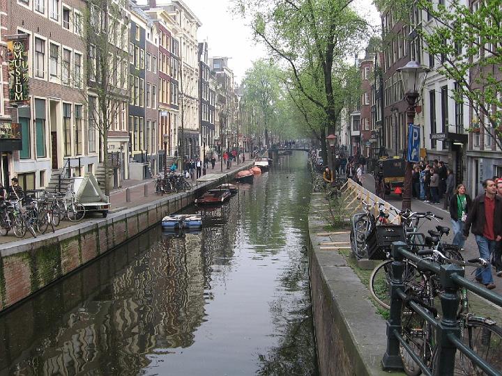 Amsterdam 31.jpg - Folglich entstanden in Amsterdam vorwiegend Häuser, die sehr schmale Vorderfronten entlang der Grachten aufweisen, dafür aber verhältnismäßig lang und hoch sind.